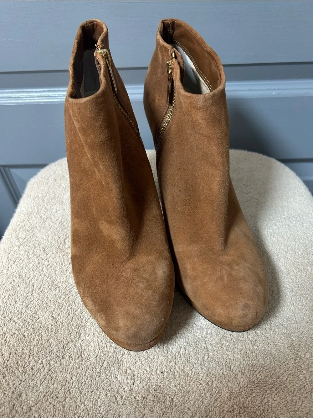 Michael Kors “HAVEN” side zip platform ankle booties. Size 9.5 GUC 4.75” heel